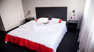 Отели типа «постель и завтрак» Essenza Party Center Świdnica Улучшенный двухместный номер с 1 кроватью или 2 отдельными кроватями-5